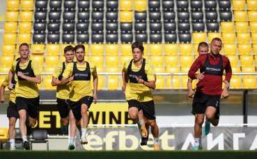 Ботев Пловдив тренира на стадион Христо Ботев преди мача с