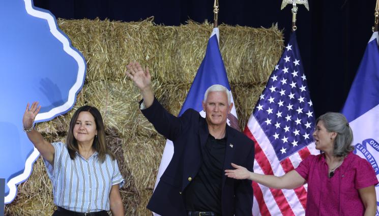 Майк Пенс - БИТКАТА ЗА БЕЛИЯ ДОМ: Майк Пенс влиза в надпреварата за президент на САЩ