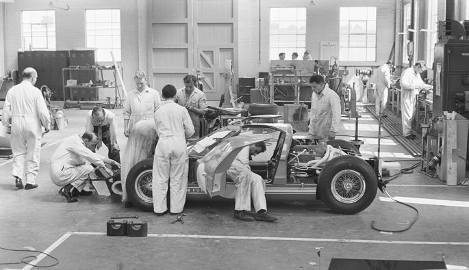  Механици сглобяват Ford GT40, подготвяйки го за старт през 1965 г.