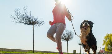 Защо бягането с кучето ви в парка е по-добро от фитнес