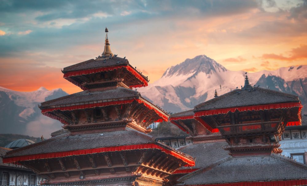 Основателят на будизма Гаутам Буда е роден в Лумбини, Капилвасту, който се намира в Непал.  Буда е роден като принц от династията Шакя - Сидхарта Гаутам.  Точното му родно място е запазено в Лумбини, Непал в храма на Мая Деви<br>
<br>
 