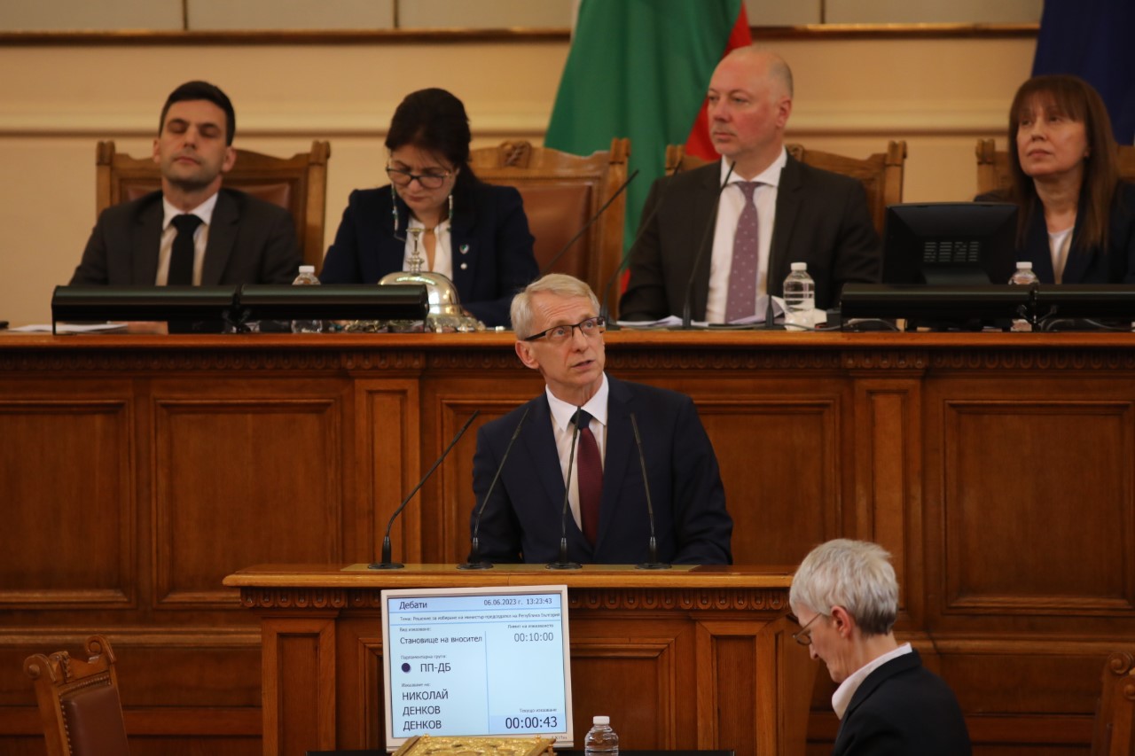<p>Народното събрание се събра да гласува на извънредно заседание кабинета &quot;Денков-Габриел&quot;. Очаква се той да бъде приет с мнозинството от ГЕРБ и &quot;Продължаваме промяната-Демократична България&quot;.</p>