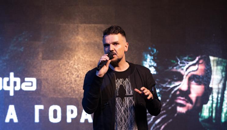 Графа - Графа пее под прозрачен покрив на Националния на 30 септември