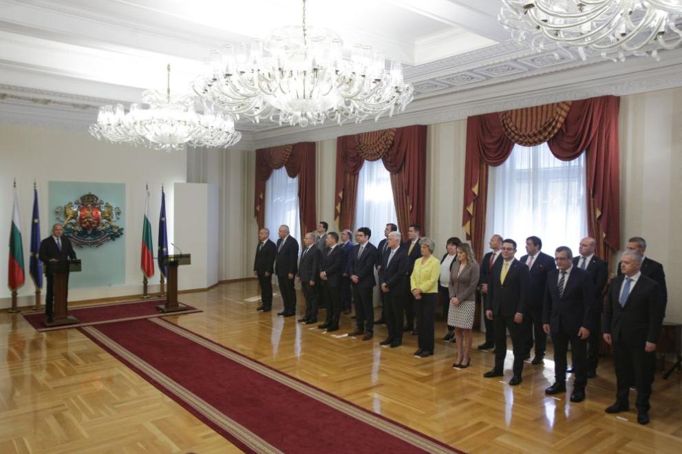 Вие поведохте страната през вихъра на коктейл от кризи. Замразени