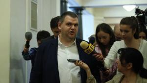 Делян Пеевски от ДПС влезе в стаята на Никола Минчев