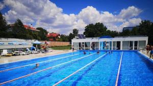 Плувните басейни в Бургас отварят врати за предстоящия летен сезон