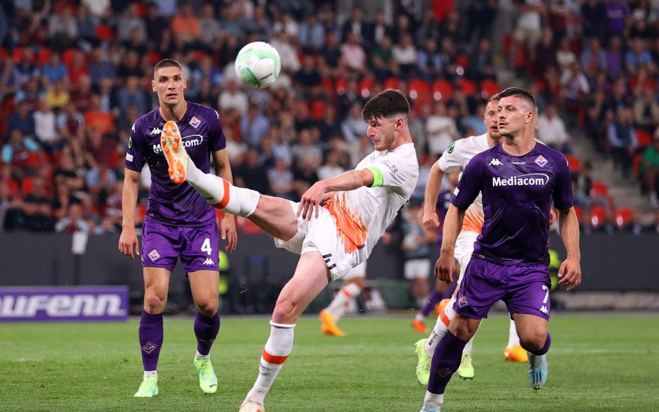 Отборите на Фиорентина и Уест Хем играят при резултат 1:1 във