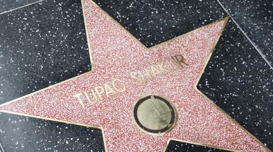 Рапърът Tupac Shakur получи звезда на Алеята на славата