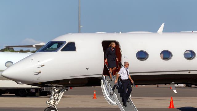 Авиокомпанията на Австралия: Мъжете могат да носят грим, а жените да са без токчетата