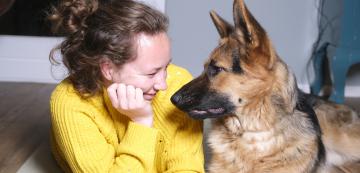 7 популярни кучета, които се привързват силно към един човек