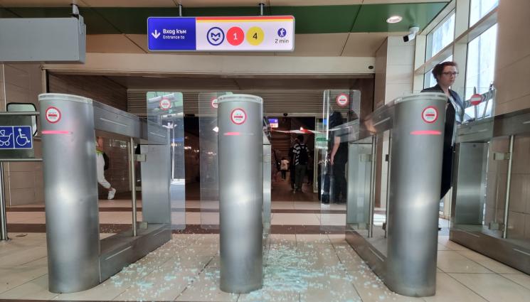 метро - Пътник потроши врата в столичното метро (СНИМКА)