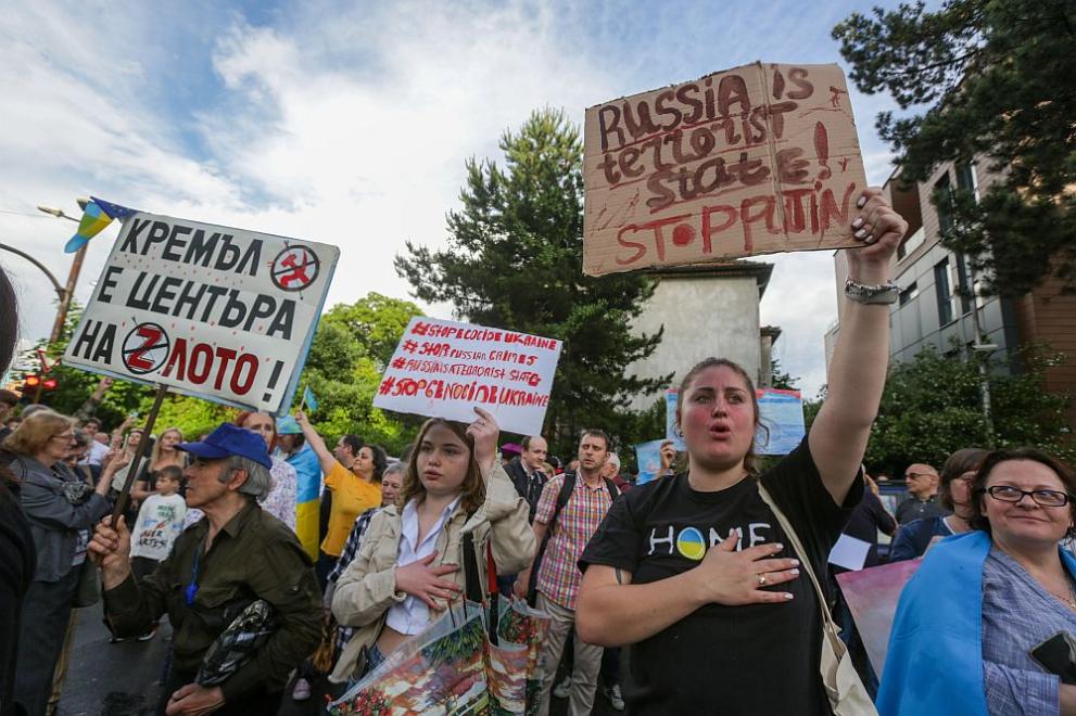  протестиращи пред съветското посолство 