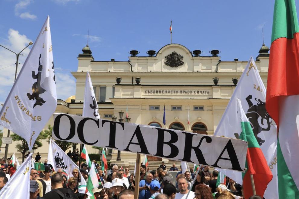 Два протеста срещу правителството се провеждат пред парламента. Единия е