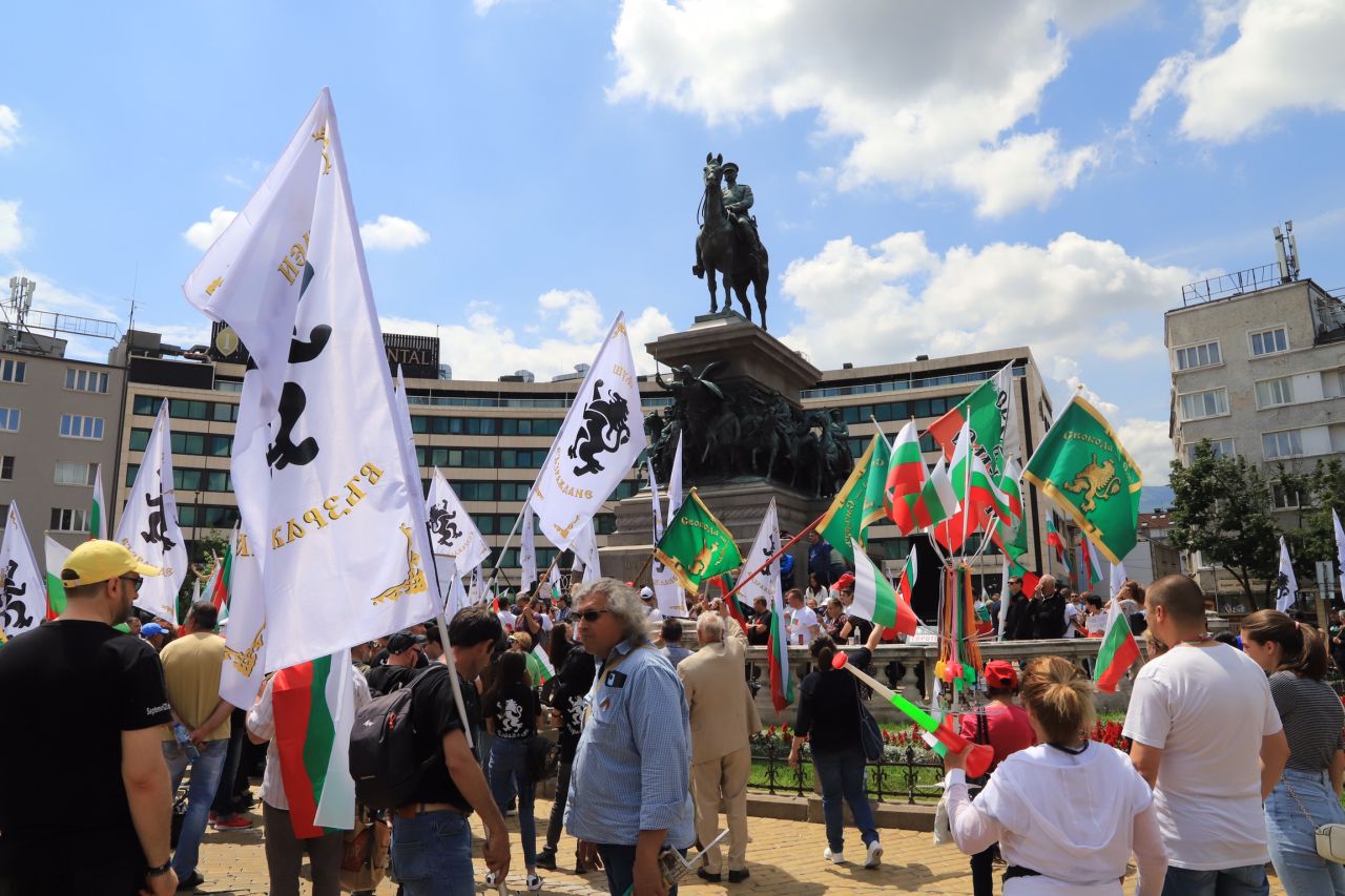 <p>Протести блокираха района на Народното събрание.</p>