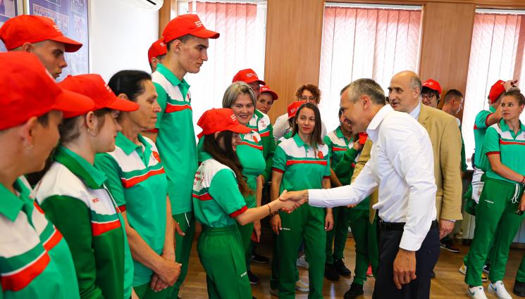 Димитър Илиев - Министърът на младежта и спорта пожела успех на участниците ни в Световните летни игри Спешъл Олимпикс