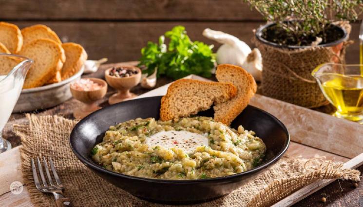 рецепти - Лесно и вкусно: Салата от патладжан, кисело мляко и сухар (ВИДЕО)