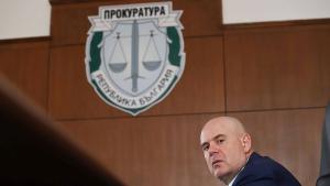 Иван Гешев завършва специалност Право в Академията на Министерството на
