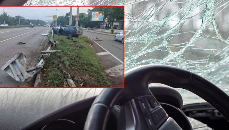 a - МЕЛЕ В СТОЛИЦАТА! Кола се размаза в мантинела на