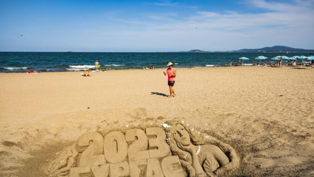 Нови пясъчни фигури радват жители и гости на Бургас (СНИМКИ)