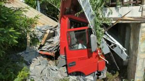 Самопотеглил камион натоварен с облицовъчен камък е убил на място