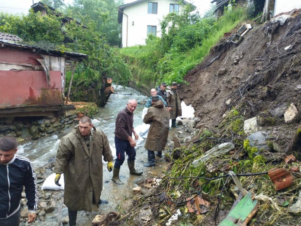 Продължава разчистването след потопа в Берковица, съобщи . От вторник