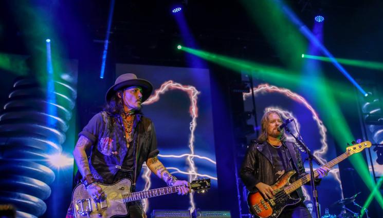 Джони Деп Холивудски вампири - Джони Деп с китара и сълзи: Изненада феновете на Алис Купър с трибют към Ози Озбърн! (ВИДЕО)