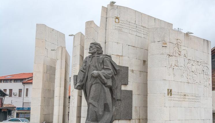 Паисий Хилендарски паметник - ЧУДЕСА И ВЯРА: „Неукият“ Паисий владеел 6 езика