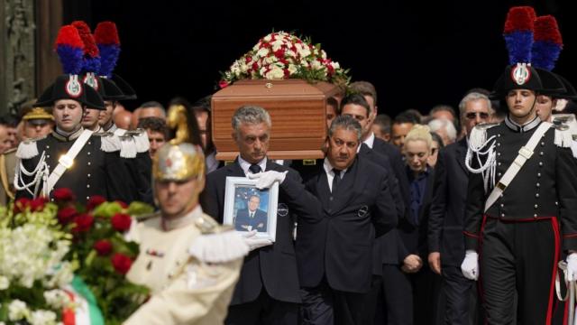 Grazie, Silvio! Италия е в траур, изпратиха Берлускони с държавни почести (ГАЛЕРИЯ)
