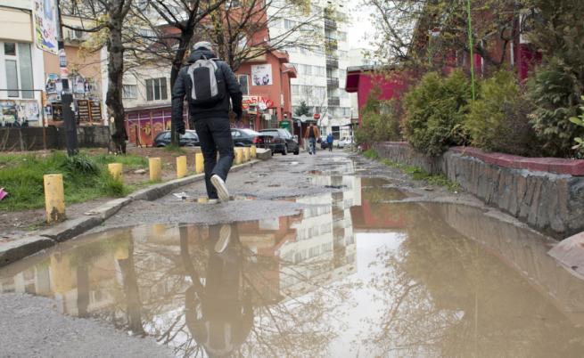 Дъждът нанесе щети и в София: Наводнени са мазета и приземни етажи