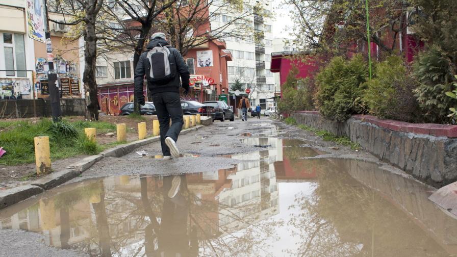 Дъждът нанесе щети и в София: Наводнени са мазета и приземни етажи