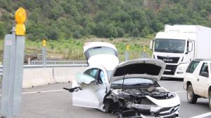 Лек автомобил Мерцедес с румънска регистрация се заби в бетонните
