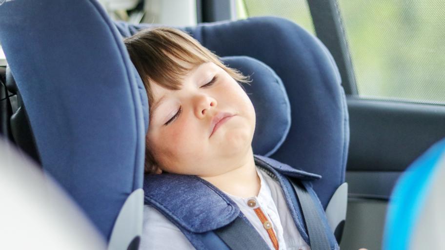 Възглавничка за сън по време на път за дете - опасни ли са?