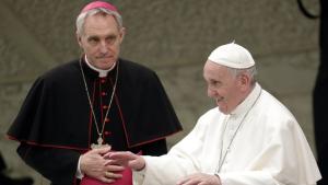 Папа Франциск отстрани от Ватикана бившия частен секретар на предшественика