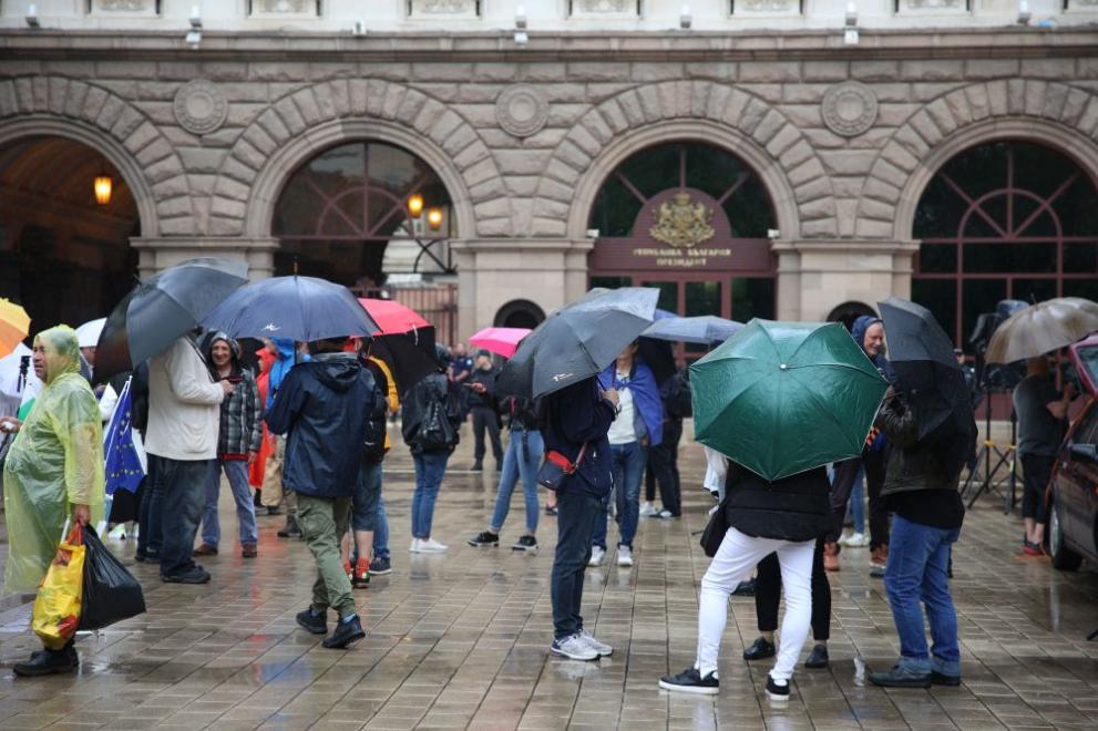 Граждани се събират в триъгълника на властта в София за