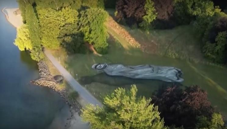 v - Гигантска рисунка на пластмасова бутилка се появи край брега на езеро (ВИДЕО)