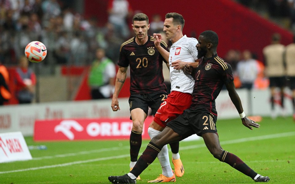 Полша и Германия играят при резултат 1:0 в международна приятелска среща.