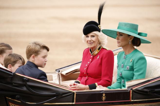 Кралица Камила и Кейт Мидълтън в карета на първият официален парад за рождения ден на новия монарх.