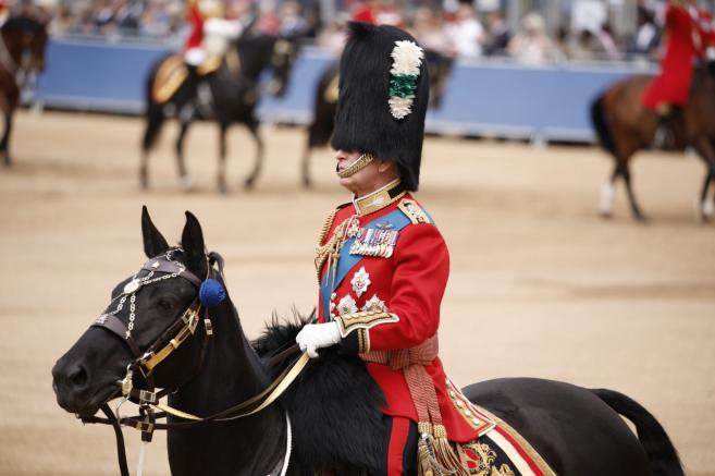Крал Чарлз Трети се появи, яздейки кон, за да инспектира войниците в церемония, провеждана ежегодно от 1760 г.