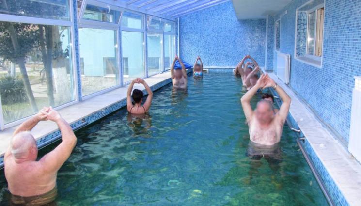 санаториум басейн рехабилитация - СТРАШНА ДАЛАВЕРА: Битка за място в санаториум, здрави се юрнаха на евтино море!