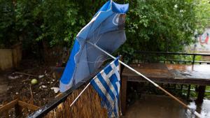 Заради екстремни валежи и наводнения в Гърция един мъж е