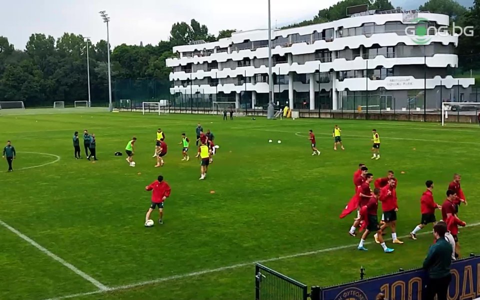 Националните гарнитури на България и Австрия до 18 г. загряват