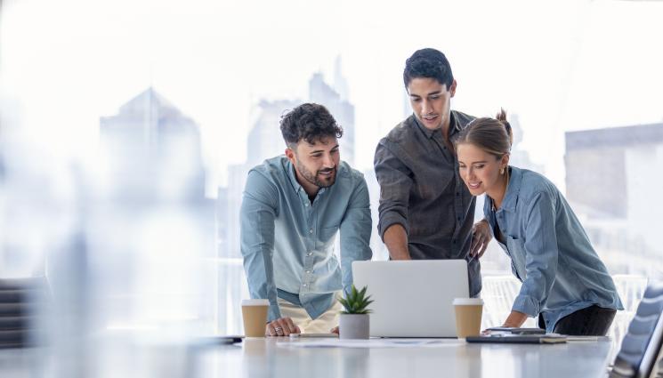 офис служители компютър лаптоп - Оптимално използване на офис техниката: Препоръки за ефективна употреба и настройка