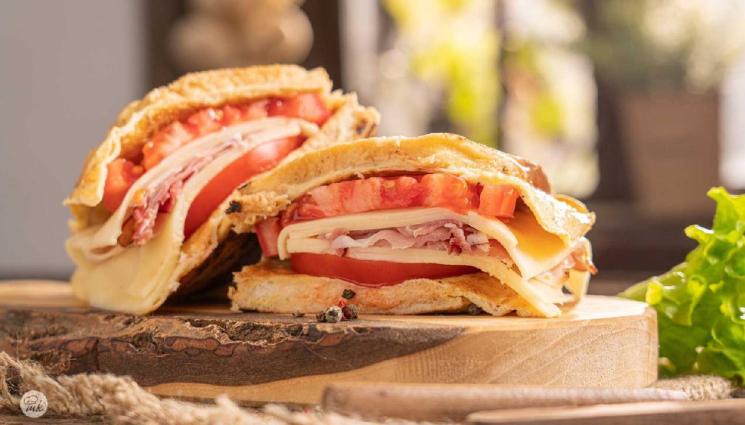 рецепти - Гответе с matekitchen.com: Бърз и апетитен сандвич с омлет и прошуто (ВИДЕО)