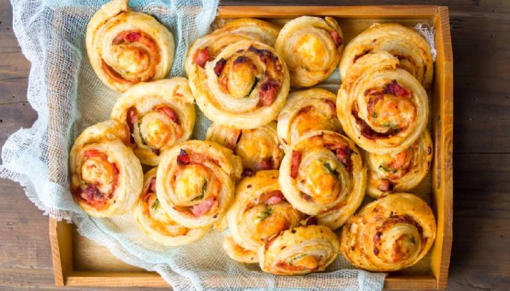 рецепти - Апетитно с месце: Бърза и вкусна супа с крутони от печени карначета или лесно бутер руло с наденички