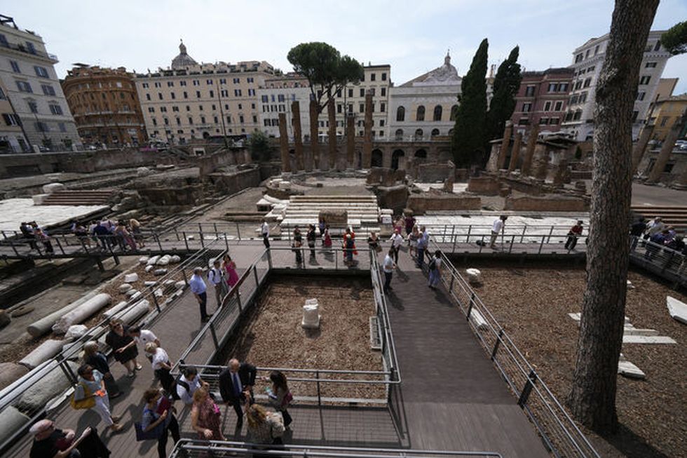 Древен римски храмов комплекс с руините на сградата, в която