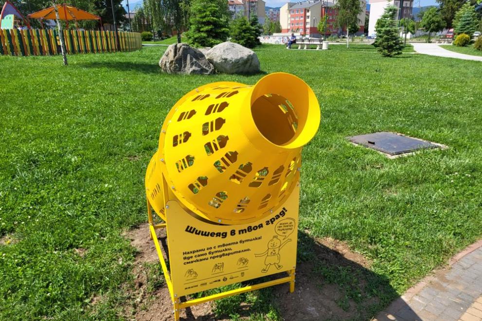В парк Крайискърец“ в Самоков беше поставен шишеяд“ от служители