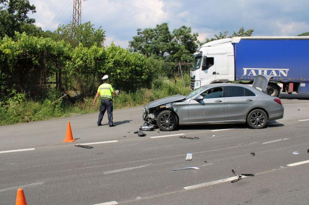 Катастрофа между кола и АТВ е станала на пътя Симитли-Предел-Банско. БГНЕС