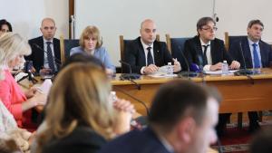 Членовете на парламентарната Комисия по правни въпроси влязоха в спор