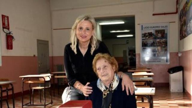 Жена на 90 години се яви на гимназиален зрелостен изпит (СНИМКИ)