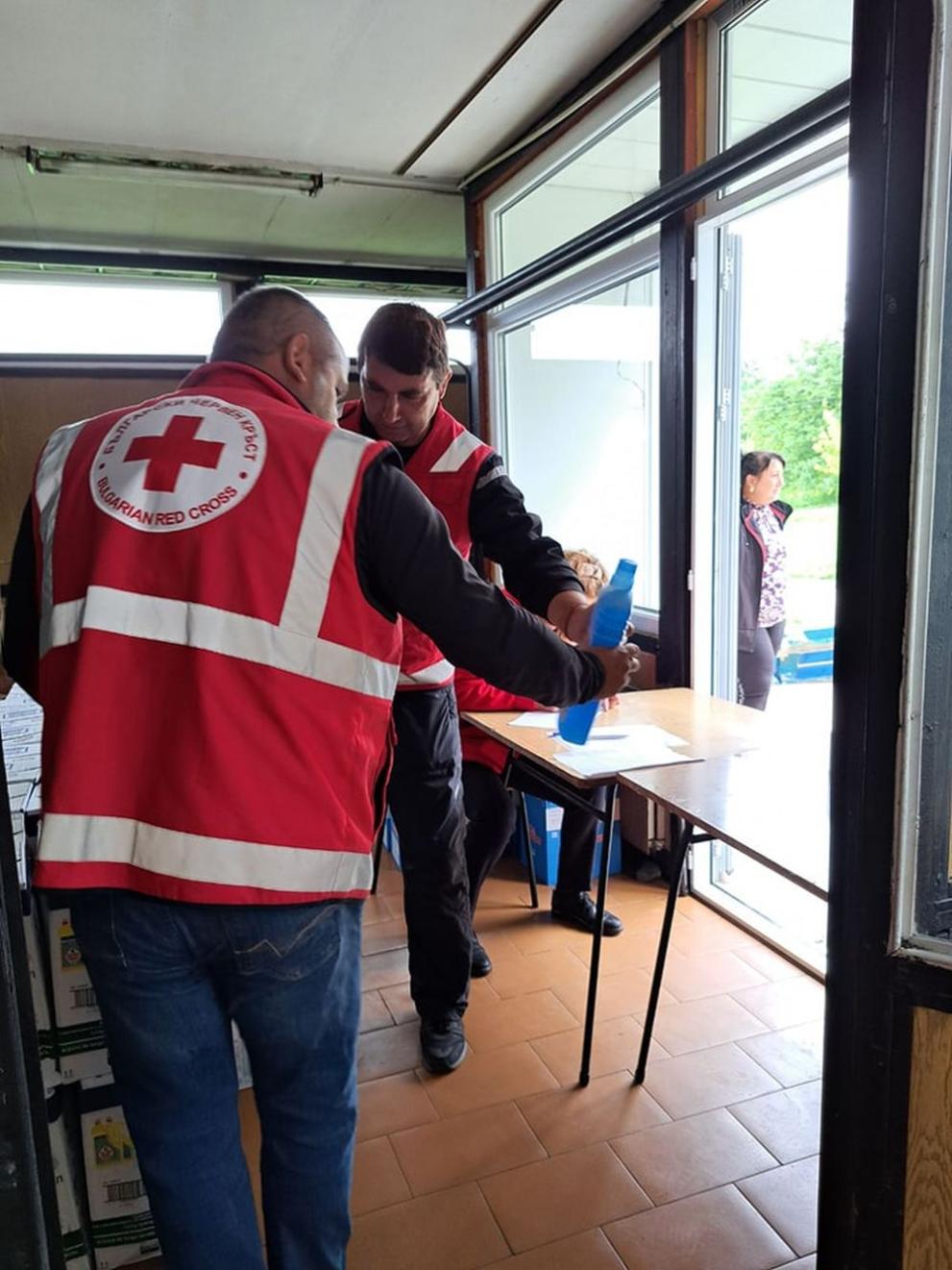 След наводнението Почистват Берковица, раздават перилни и